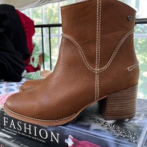 UGG Annie Western Festival Bootie. Chestnut brown   Size 9